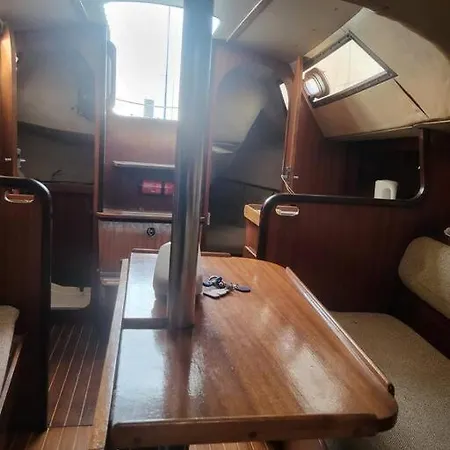 Botel Bateau Jeanneau Fantasia 8m à Louer *